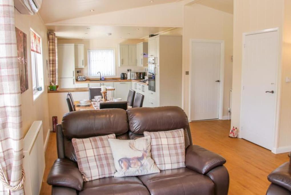 Fabulous Detached Lodge With Hot Tub Two Nights Minimum Stay 布里奇诺斯 外观 照片