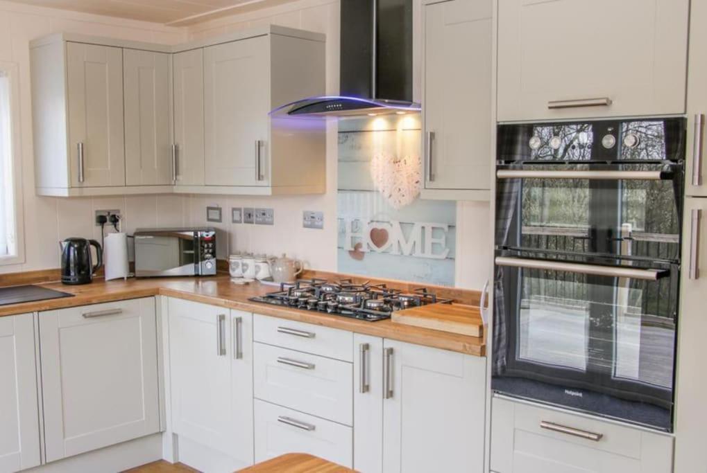 Fabulous Detached Lodge With Hot Tub Two Nights Minimum Stay 布里奇诺斯 外观 照片