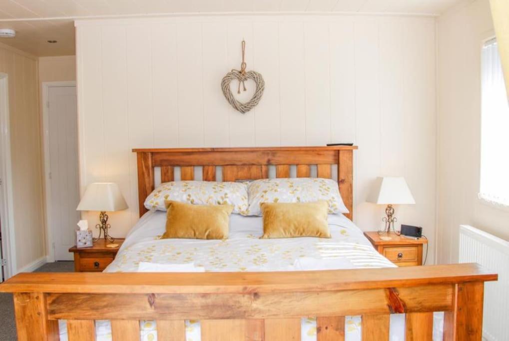 Fabulous Detached Lodge With Hot Tub Two Nights Minimum Stay 布里奇诺斯 外观 照片